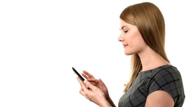 Schöne-Geschäftsfrau-im-grauen-Kleid-arbeiten-auf-ihrem-Smartphone.-Isolierten-weißen-Hintergrund