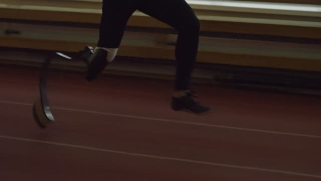 Amputee-Sprinter-Running-on-Track