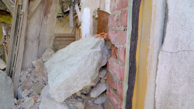 Ruinas-de-las-paredes-de-las-casas-dañadas-en-Ucrania