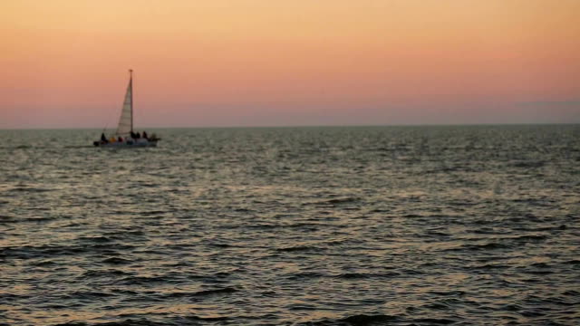 Boot-schwimmt-auf-dem-Meer-bei-Sonnenuntergang