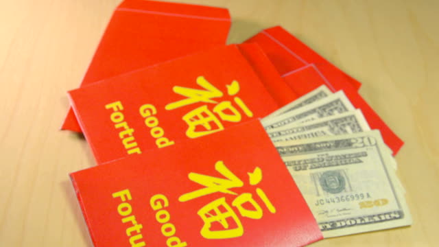 Nehmen-einen-roten-Umschlag-mit-Geld-aus-der-Tabelle
