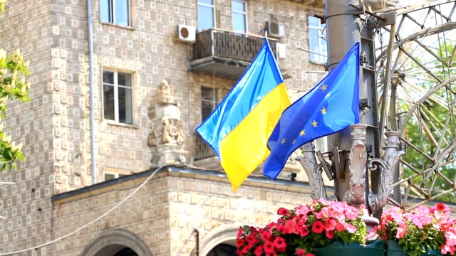 Flaggen-der-EU-und-der-Ukraine