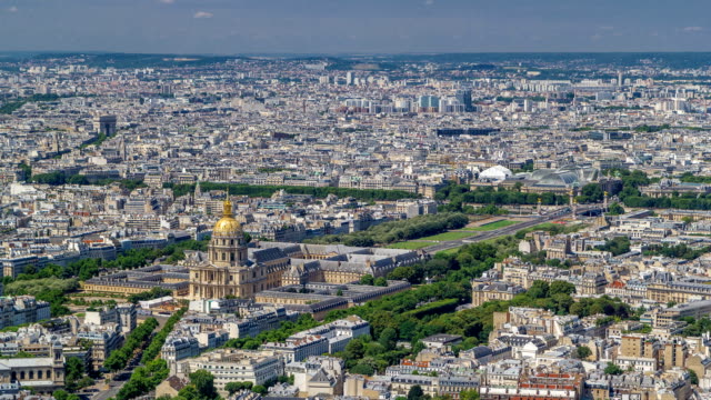Vista-superior-del-horizonte-de-París-desde-Mirador-de-timelapse-torre-de-Montparnasse.-Principales-hitos-de-la-megalópolis-Europea.-París,-Francia