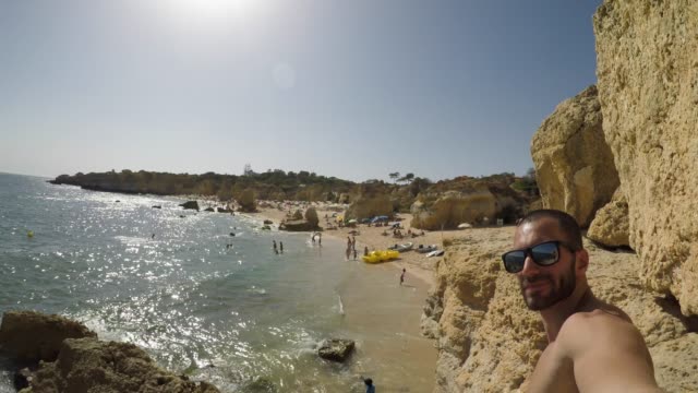 Mitarbeiter,-der-ein-Selbstporträt-in-einem-Strand-an-der-Algarve,-Portugal