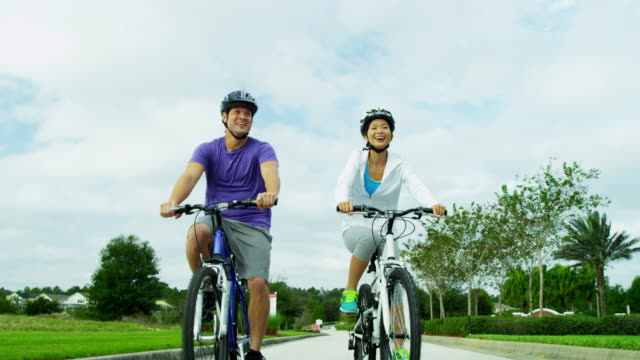 Asiático-chino-joven-pareja-sana-vive-fitness-ciclismo