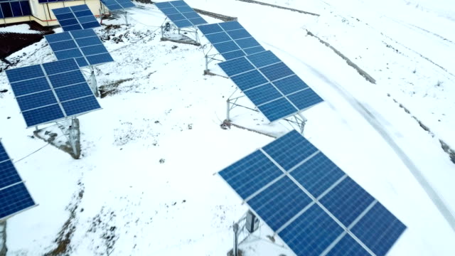 Filas-de-nieve-cubren-de-paneles-solares-en-pequeña-planta-de-energía-solar.