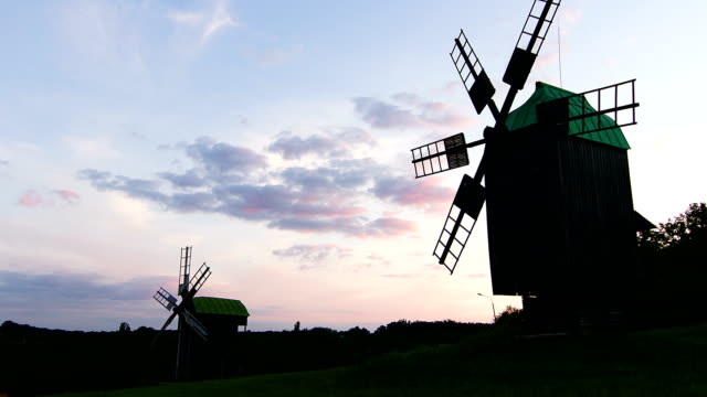 Silhouette-der-Windmühlen-bei-Sonnenuntergang-Zeitraffer