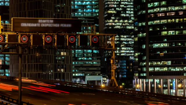 Nachtverkehr-auf-der-städtischen-Durchgangsstraße,-Überführung-und-Straße-Kreuzung