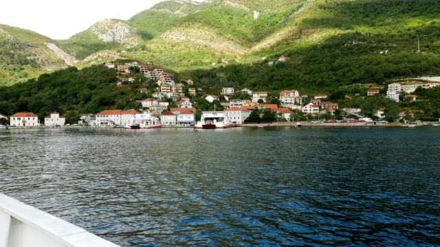ferry-en-la-bahía-en-Montenegro