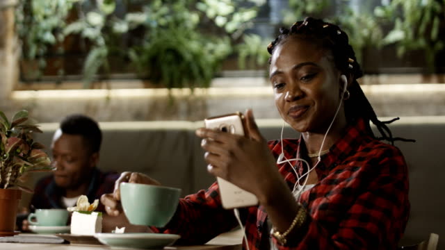 Junge-schwarze-Frau-mit-Videocall-per-smartphone