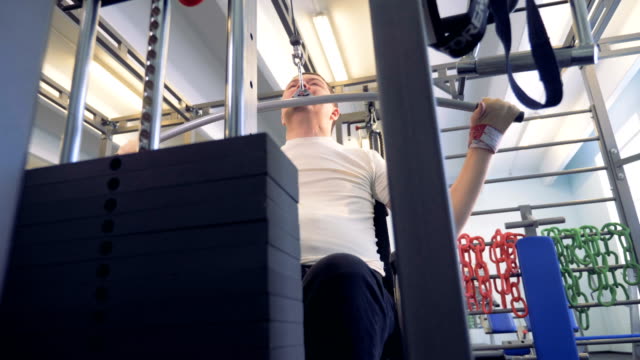 Aufzug-Gewichtung-ist-in-ein-Fitness-Studio-durch-einen-behinderten-Mann-beim-üben-verwendeter-Maschine