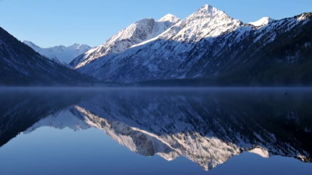 Bajar-Multinskoe-lago-en-las-montañas-de-Altai