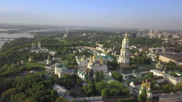 Luftaufnahme-des-Kiewer-Höhlenkloster-Lawra-Ukrainisch-orthodoxen-Klosters