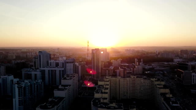 Sonnenuntergang-in-Megapolis.-Video.-Schöne-Stadtbild-mit-Draufsicht-auf-Wolkenkratzer.-Draufsicht-der-modernen-Stadt-bei-Sonnenuntergang