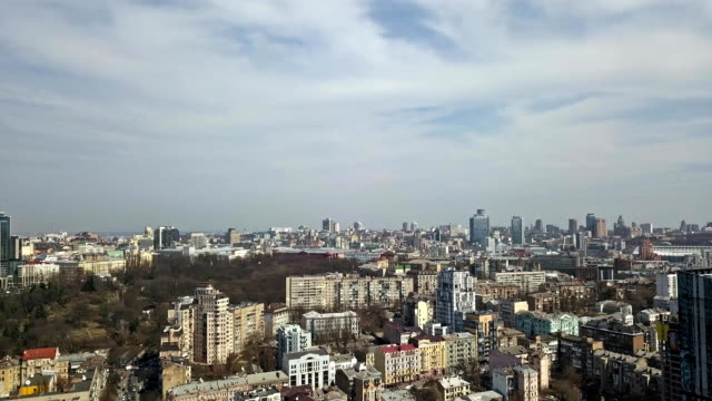 Steigende-Luftaufnahme-des-reflektierenden-Büro-Hochhaus-Details-und-Stadtbild-von-einem-Frühling-Stadt-Kiew