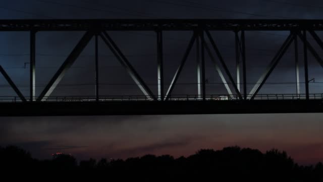 Puente-de-ferrocarril-en-la-noche.