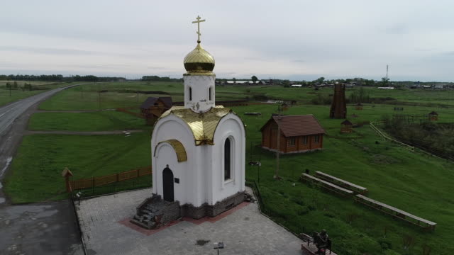la-antigua-capilla-en-la-aldea-rusa