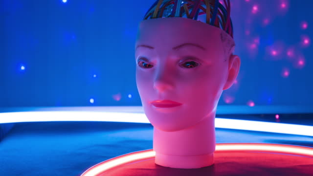 Experimentelle-künstliche-Mädchen-Kopf,-Cyborg-Geist-roboterkonzept