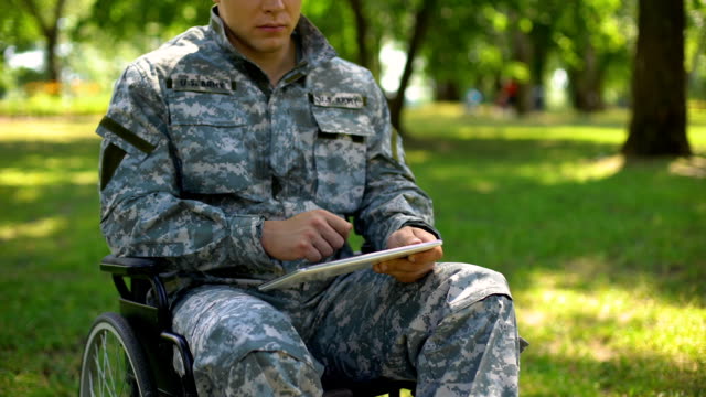 Amerikanische-Soldaten-mit-Tablet-im-Rollstuhl,-Suche-Gesundheitsdienst