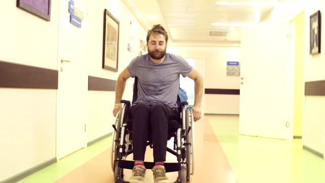 Un-hombre-discapacitado-en-silla-de-ruedas-en-el-centro-de-rehabilitación
