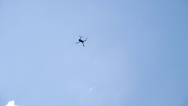 Drohne-fliegt-in-die-Luft