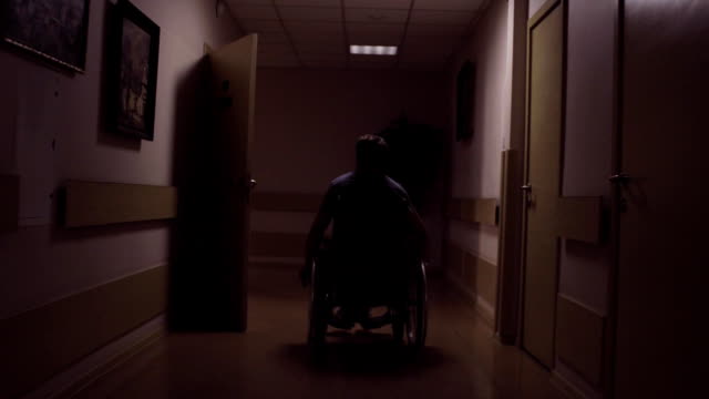 Un-hombre-discapacitado-en-silla-de-ruedas-en-el-centro-de-rehabilitación