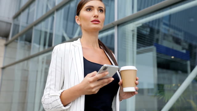 Business-Frau-mit-Telefon-und-Kaffee-arbeiten