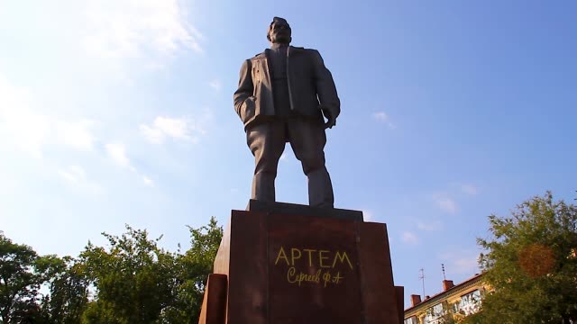 Artem-Statue-Donezk-Ukraine---2
