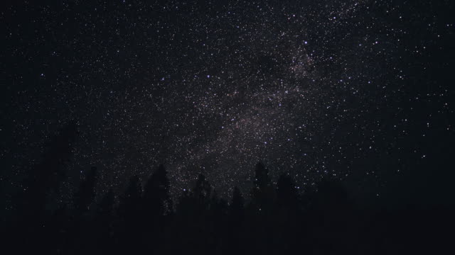 Timelapse-del-cielo-de-noche-con-la-vía-Láctea-y-estrellas-fugaces