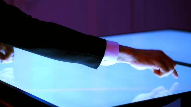 Die-Hände-arbeiten-mit-einem-Touchscreen-display