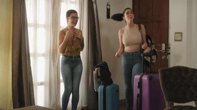 Chicas-homosexuales-felices-en-habitación-de-Hotel-en-vacaciones-lesbianas-viajan