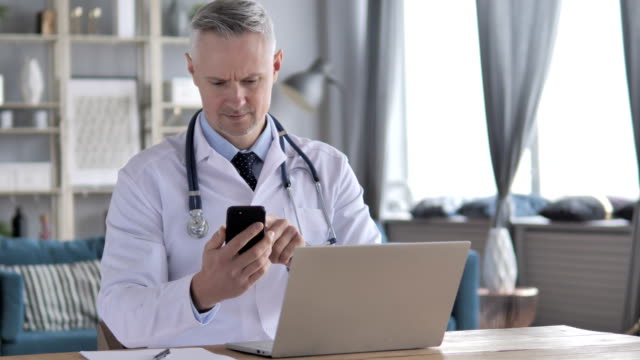 Arzt-mit-Smartphone-für-Internet
