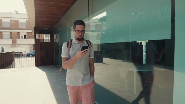 Hombre-caminando-con-smartphone.