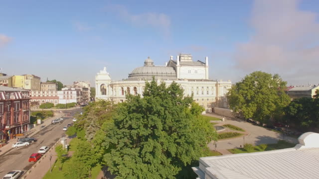Kamera-fliegt-nach-oben-offenbart-Odessa-Stadtzentrum-mit-Oper-und-Ballett-Theater