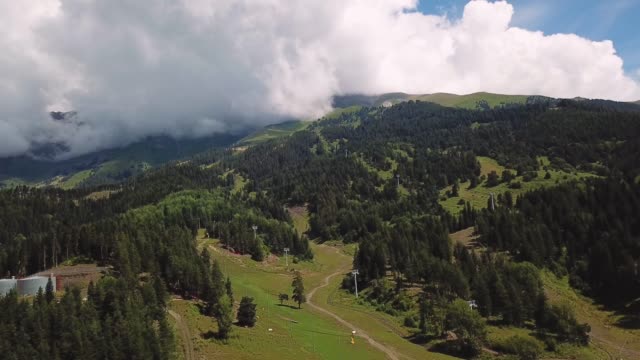 Schöne-Tal-im-Altai-Gebirge,-Luftbild.-Gebirgstaiga,-Berge-in-den-Wolken,-Altai