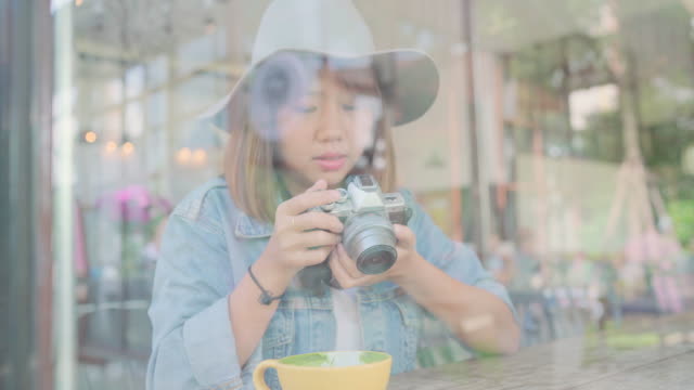 Comida-bloguera-mujer-asiática-con-cámara-para-foto-postre,-pan-y-bebida-sentado-en-la-mesa-de-café.-Estilo-de-vida-mujeres-hermosas-relajación-en-conceptos-de-cafetería.