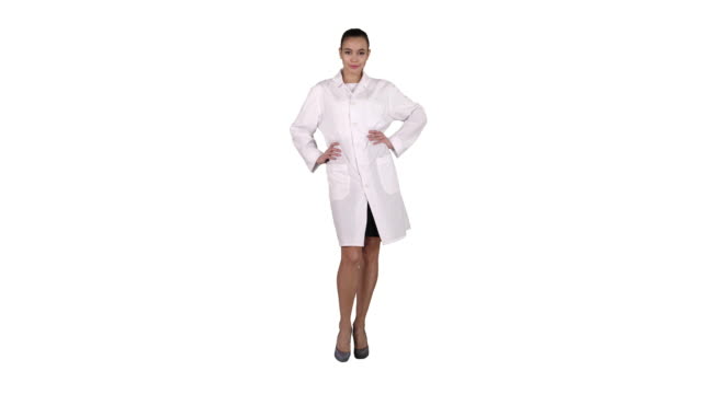 Frau-Doktor-zu-Fuß-wie-Fotomodell-auf-weißem-Hintergrund