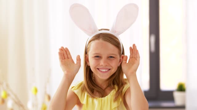 Mädchen-in-Easter-Bunny-Ohren-Peek-ein-Boo-Spiel