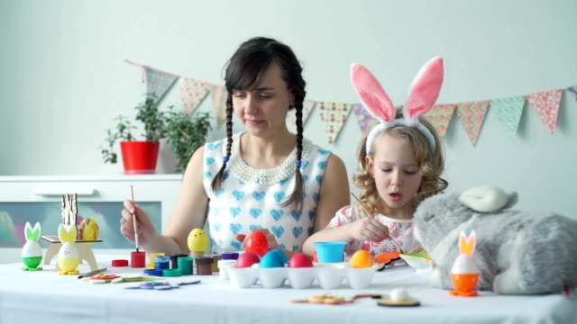 Little-Girl-und-ihre-Mutter-bereiten-sich-auf-Ostern