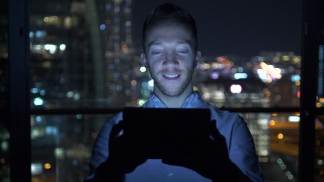 Junger-Mann-mit-Tablet-zu-sprechen-und-mit-Wolkenkratzer-Ansicht-Hintergrund-kommunizieren