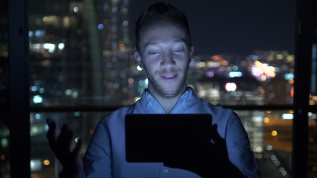 Hombre-caucásico-usando-tableta-digital-para-Internet-y-comunicaciones-con-fondo-de-paisaje-urbano