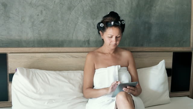 Attraktive-Frau-mit-ihrem-digitalen-Tablet