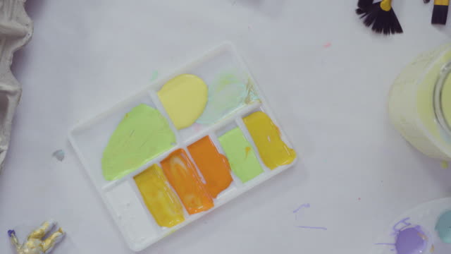 Das-kleine-Mädchen-und-ihre-Mutter-malen-Osterkunstprojekt-mit-Acrylfarbe.