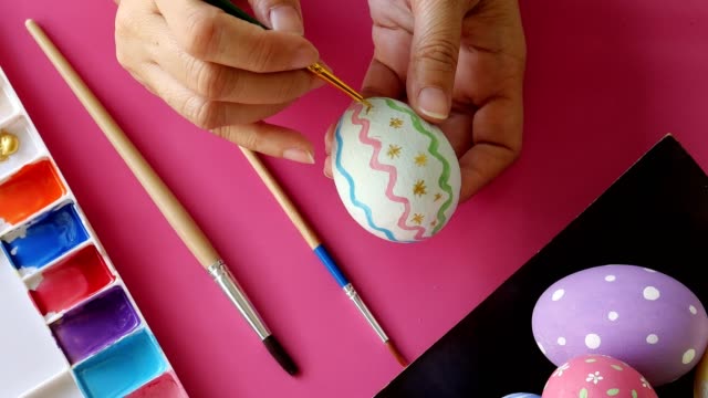People-painting-colorful-Easter-eggs