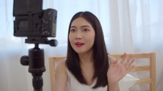 Junge-asiatische-Teenager-Frau-vlog-zu-Hause,-weiblich-mit-Kamera-machen-vlog-Video-zu-sozialen-Medien-im-Schlafzimmer.-Lifestyle-Frau-entspannen-am-Morgen-zu-Hause-Konzept.-Zeitlupenaufnahme.