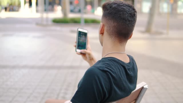 Mann-auf-der-Straße-chattet-auf-einem-Handy