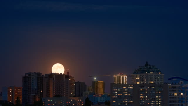 Timelapse-luna-llena-subiendo-ower-paisaje-urbano-en-Kiev-4K-60fps