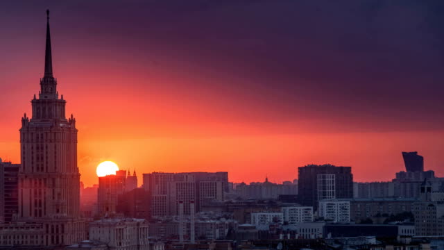 Sonnenuntergang-über-Moskauer-Wolkenkratzern