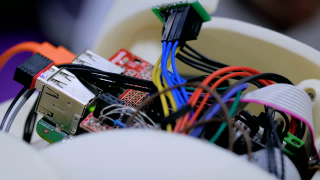Cerebro-robot-con-cables-y-chip