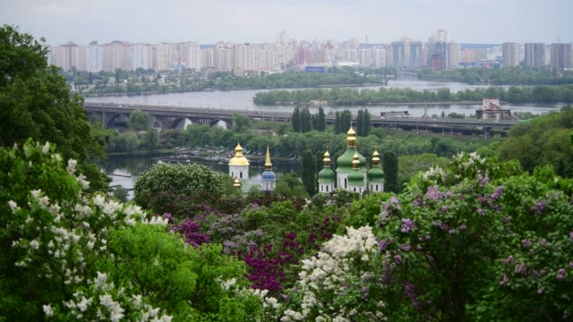 Primavera-Kiev-panorama-después-de-la-iglesia-de-la-lluvia-floreciendo-lila-Ucrania-4k-vídeo